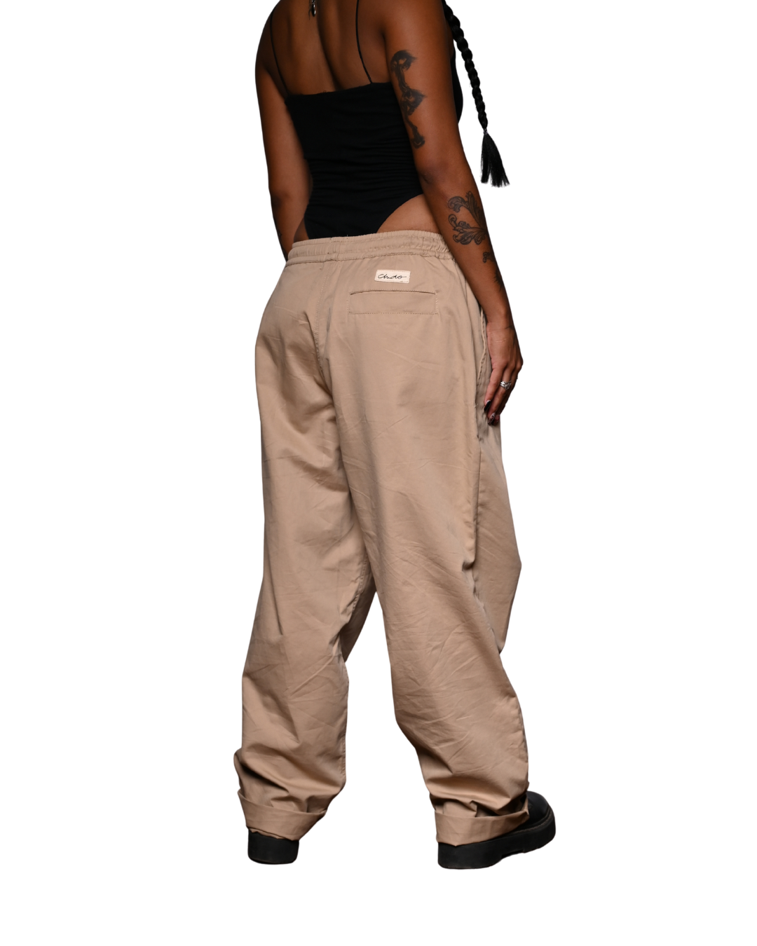 Vista posterior de pantalón cargo beige unisex