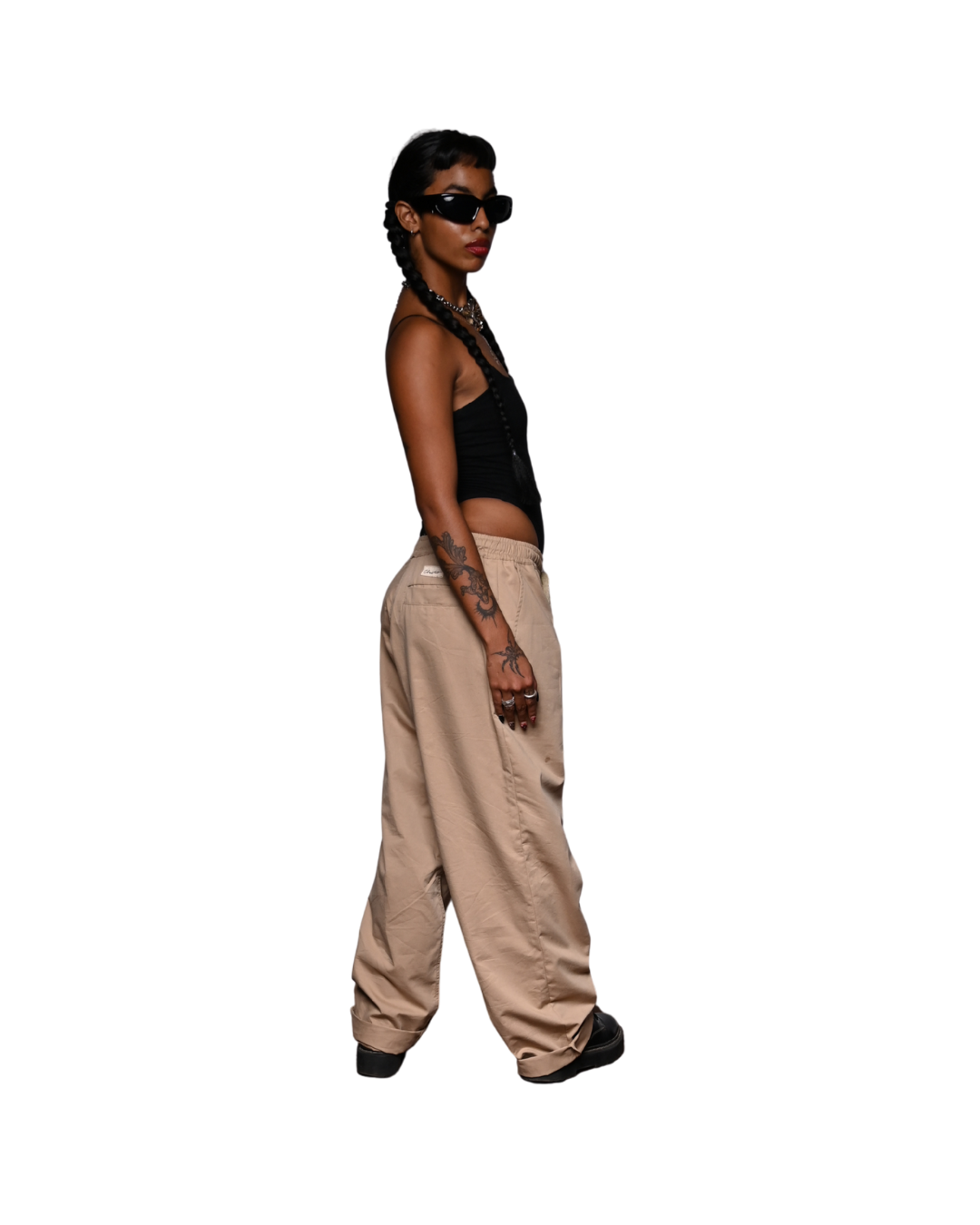 Vista lateral de pantalón cargo beige unisex