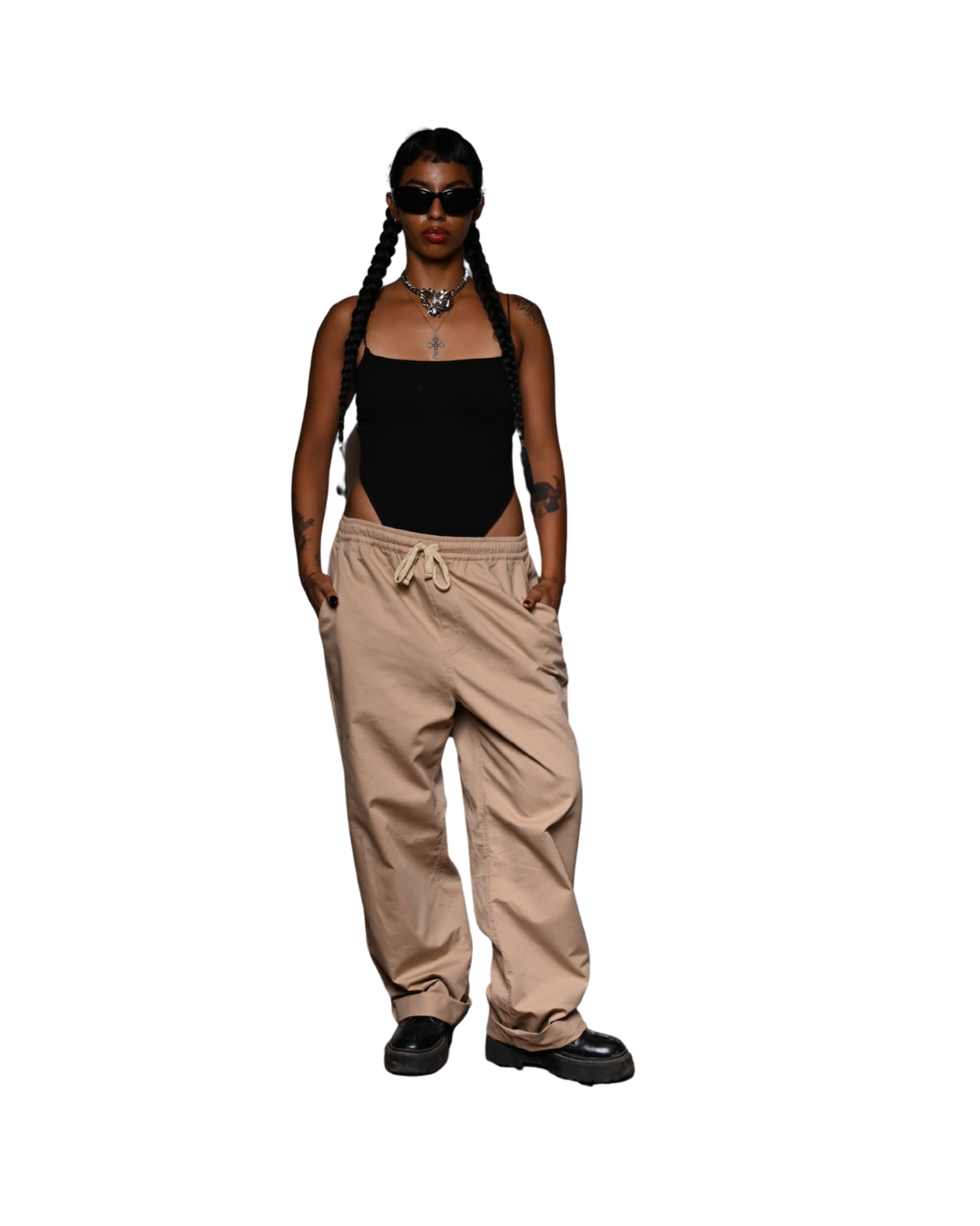 Modelo usando pantalón cargo beige unisex CHIDO