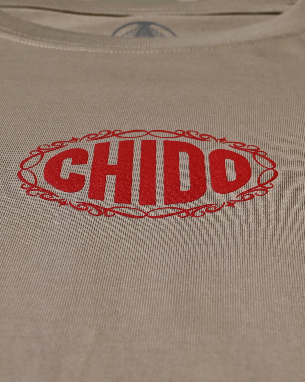 Detalle de estampado puff CHIDO en algodón beige