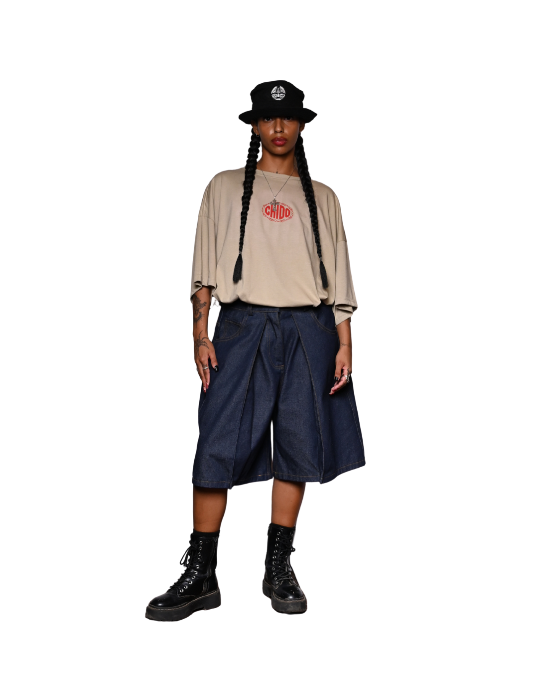 Modelo usando playera boxy beige CHIDO y Bermuda Audacia