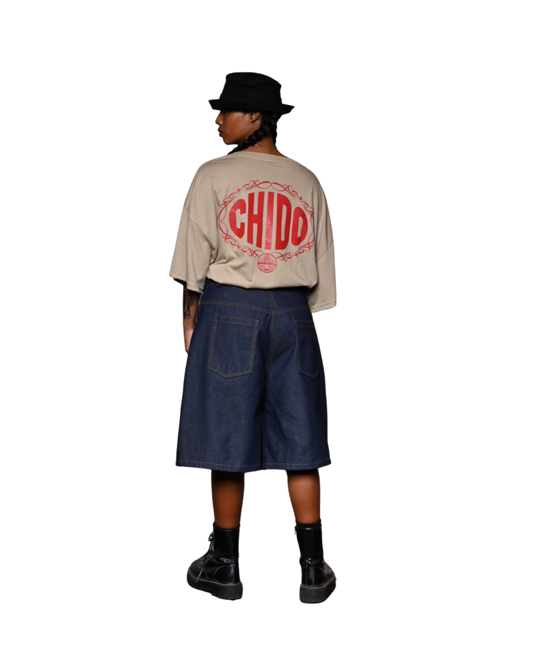 Modelo usando playera boxy beige CHIDO corte boxy fit