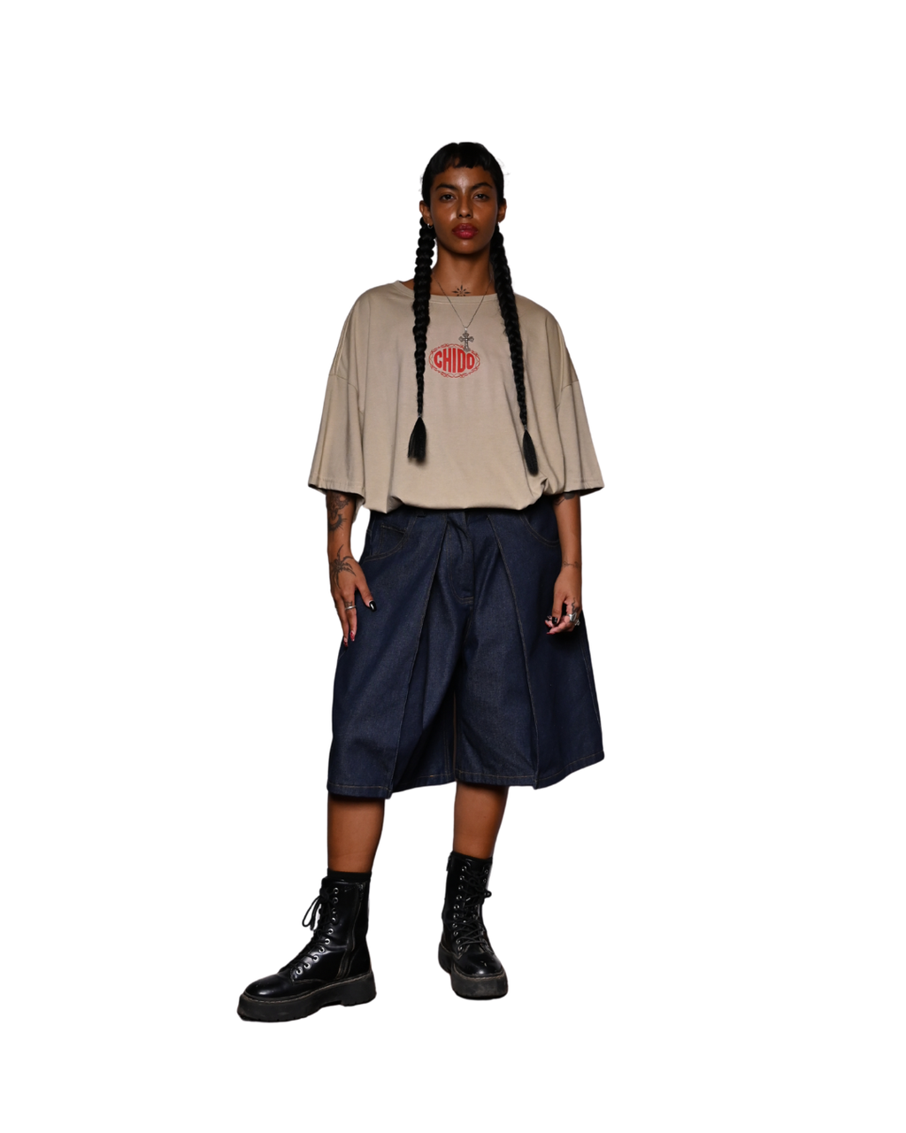 Outfit streetwear con Playera Boxy Beige CHIDO y Bermuda Audacia Indigo
