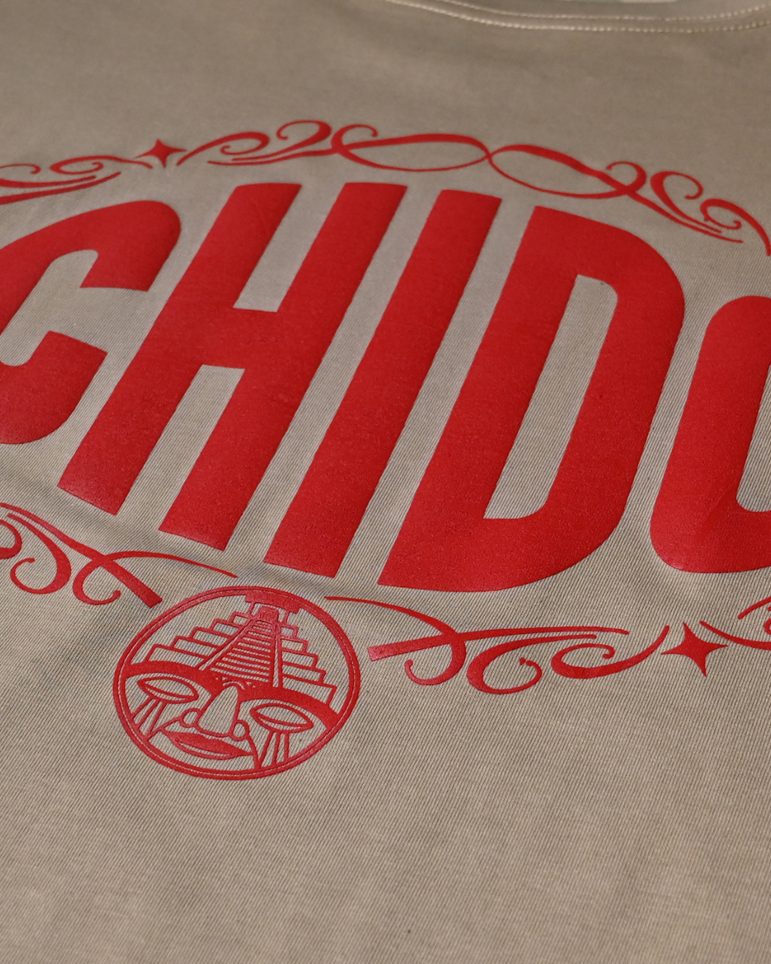 Outfit streetwear con playera boxy beige CHIDO y Bermuda Audacia