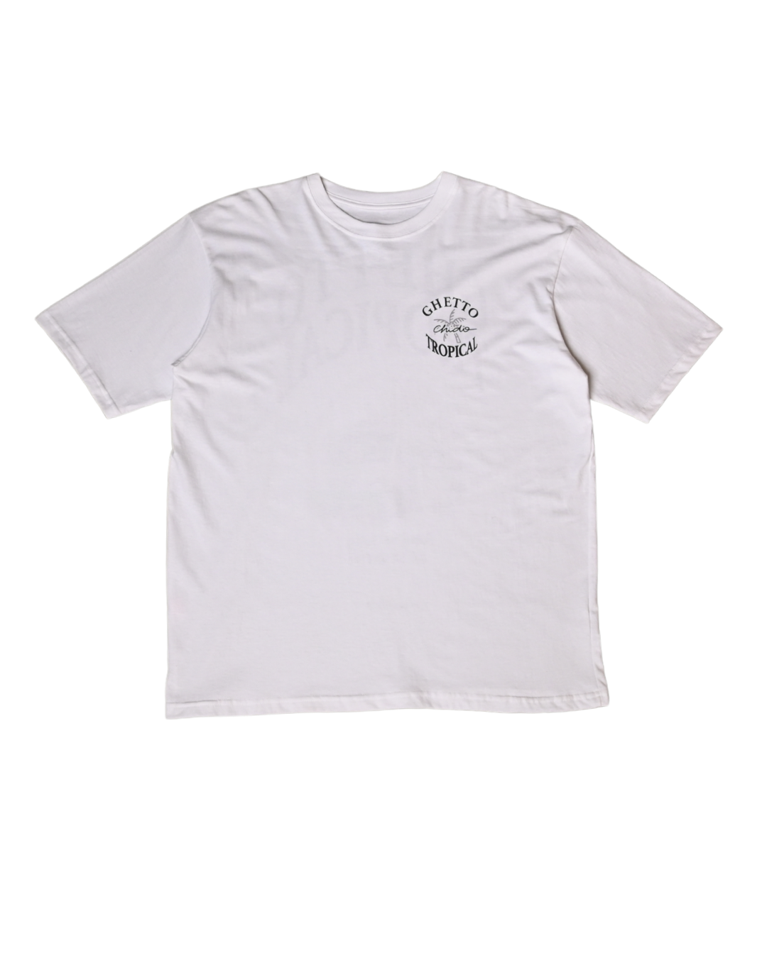 Playera blanca oversized con gráfico Ghetto Tropical. Corte amplio, diseño streetwear y esencia mexicana. CHIDO Signature.