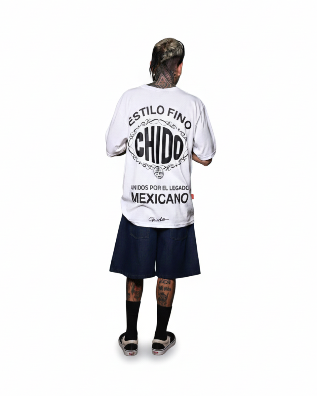 Modelo usando Playera Mexicana Blanca CHIDO y Bermuda Audacia