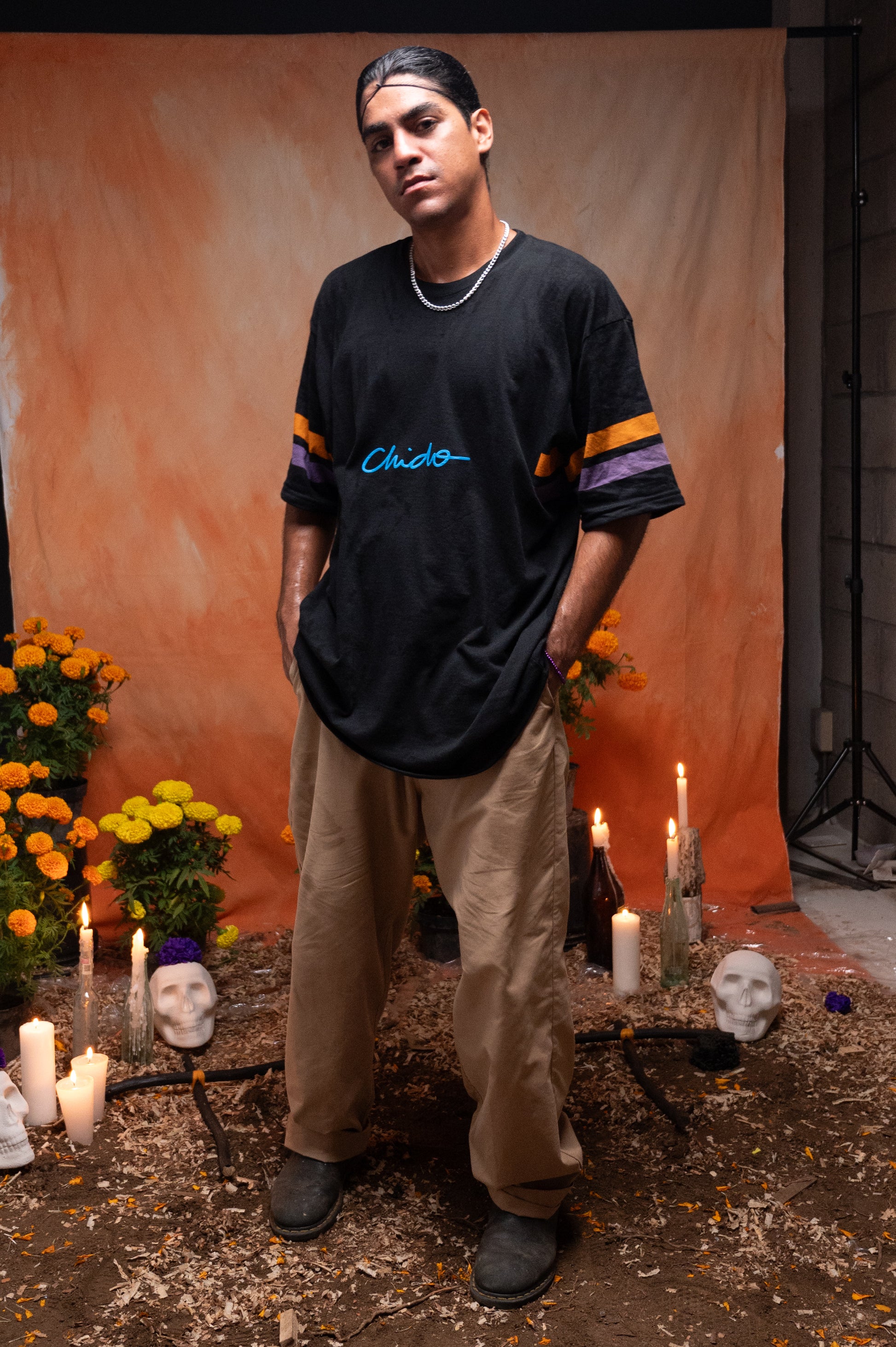 Modelo usando playera oversize negra de la colección Especie en Extinción