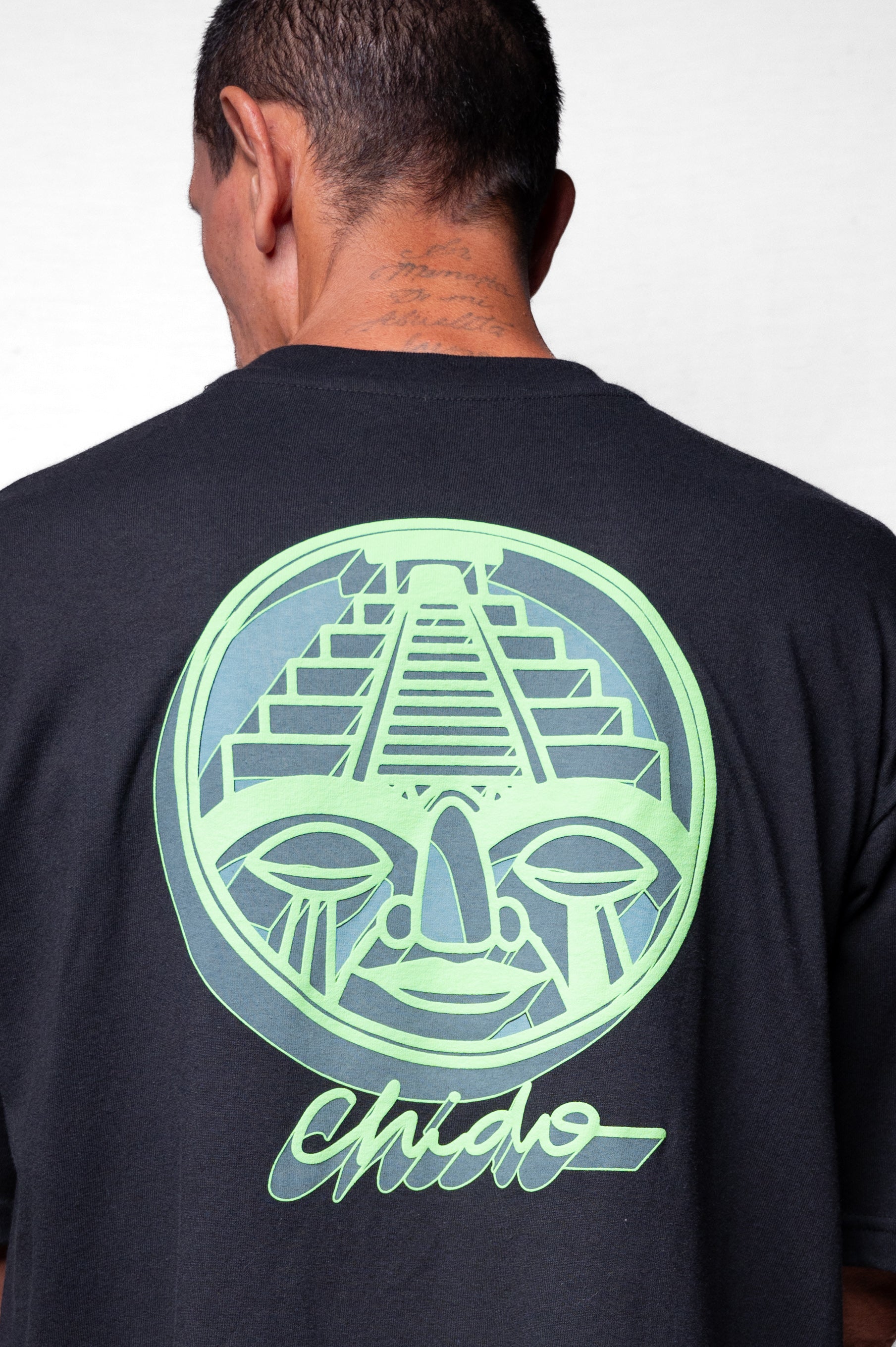 Detalle de serigrafía POOF en playera Sayuyorckh negra