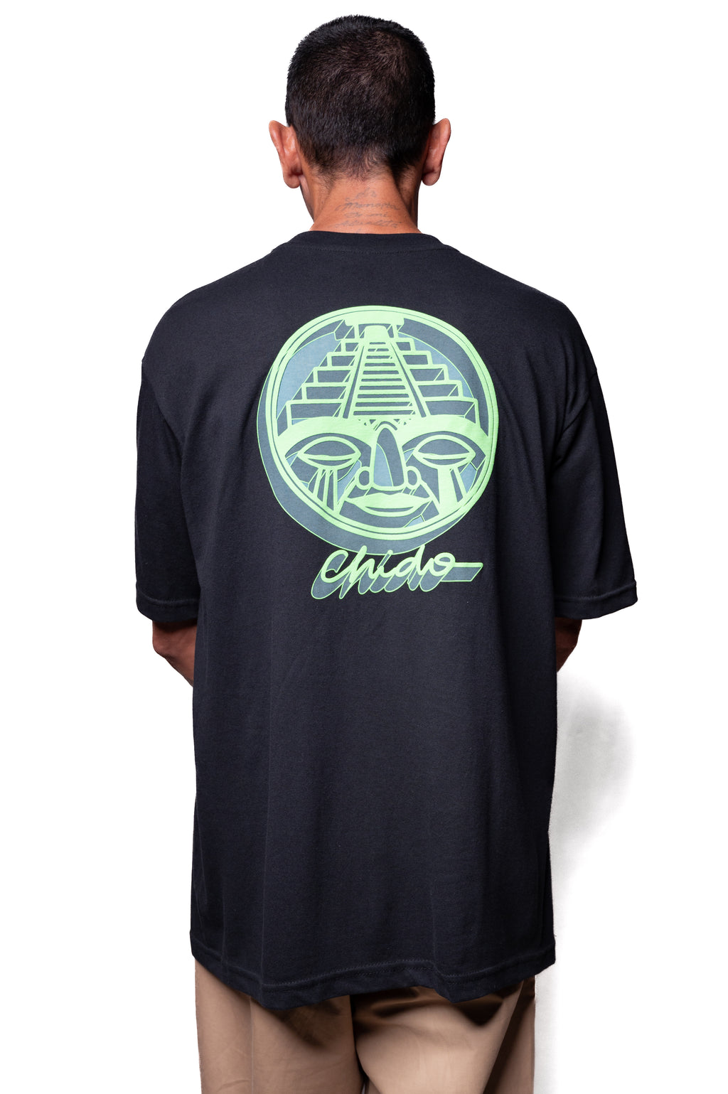 Playera oversize Sayuyorckh negra con diseño gráfico en espalda