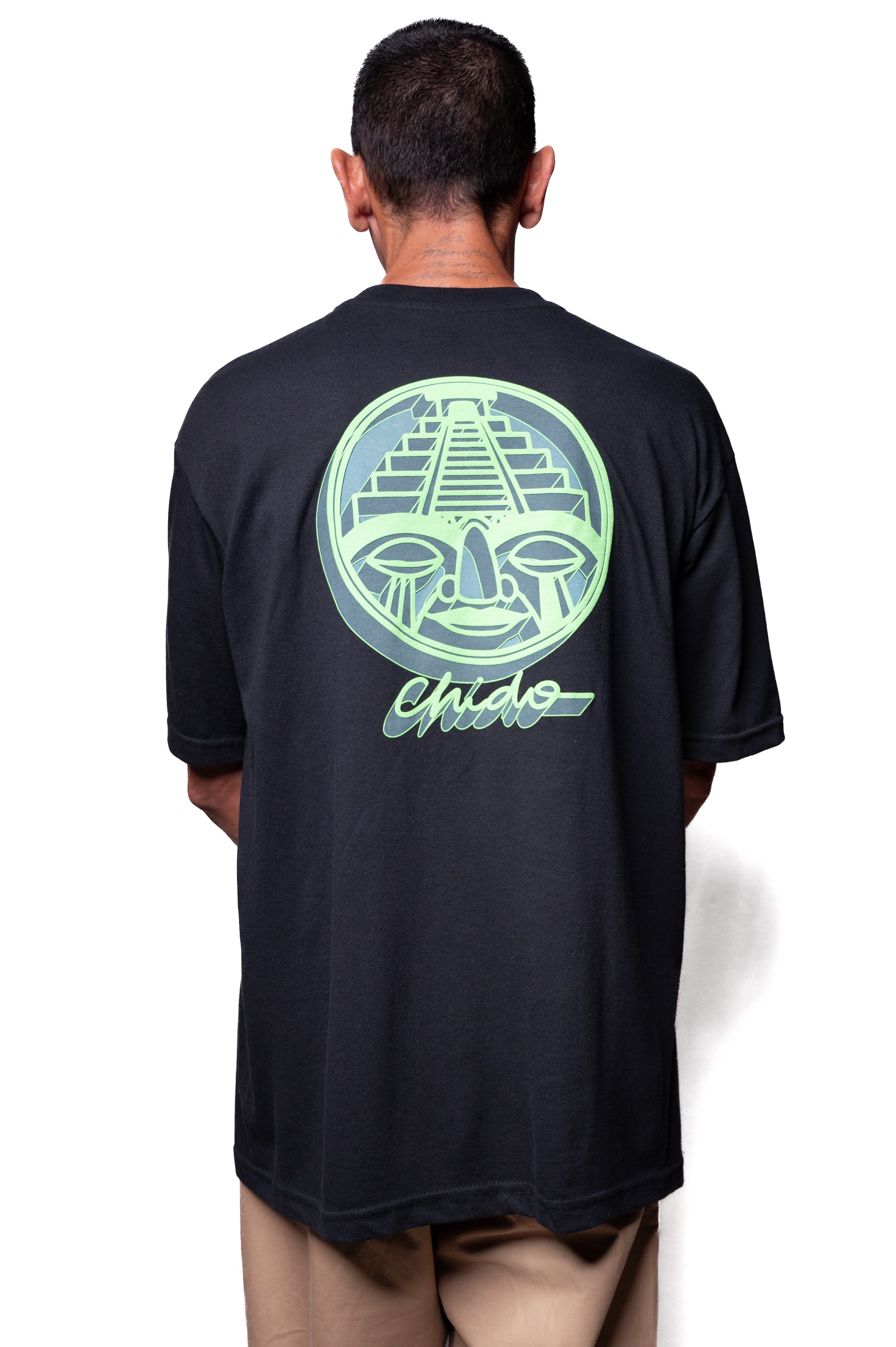 Playera oversize Sayuyorckh negra con diseño gráfico en espalda