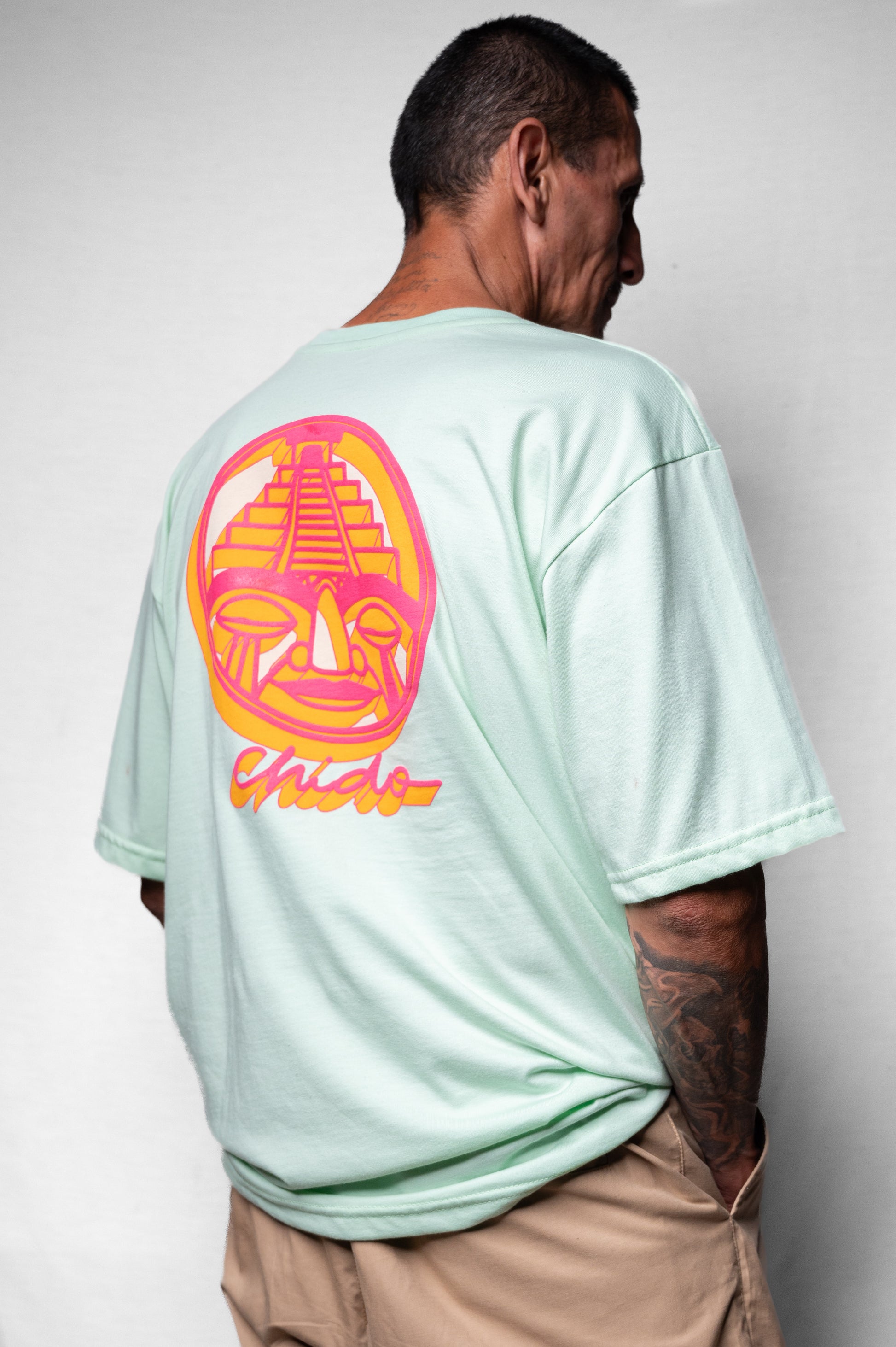 Playera oversize con gráfico Sayuyorckh en espalda y serigrafía POOF