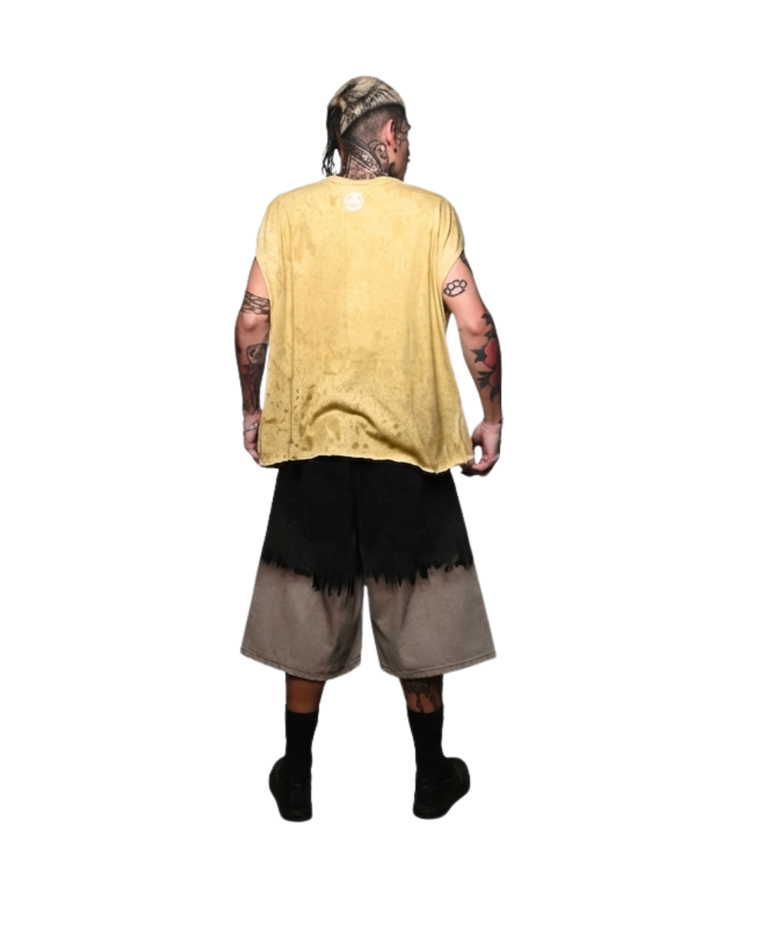 Modelo usando playera sin mangas tie dye arena CHIDO vista trasera