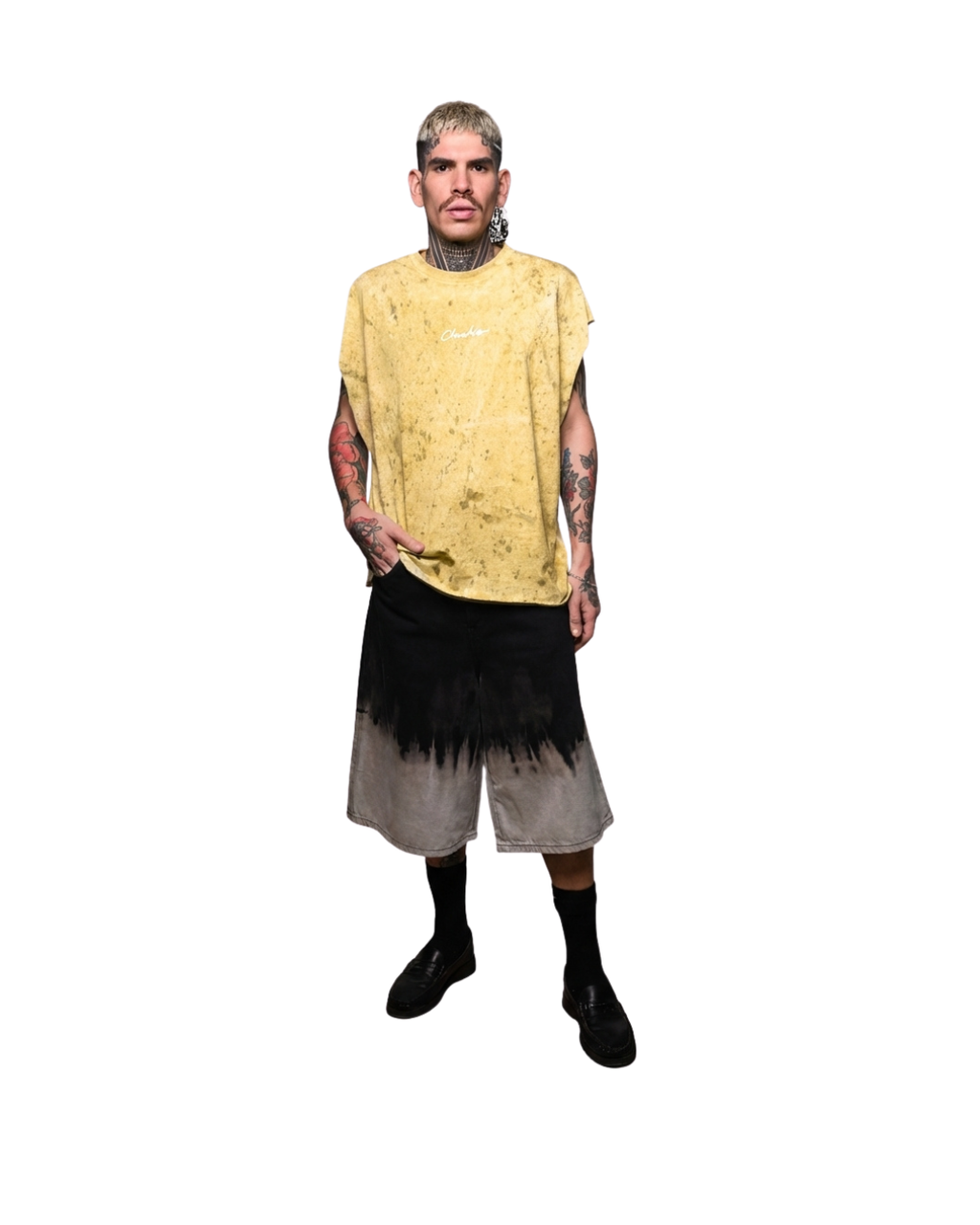Modelo usando playera sin mangas tie dye arena oversize CHIDO