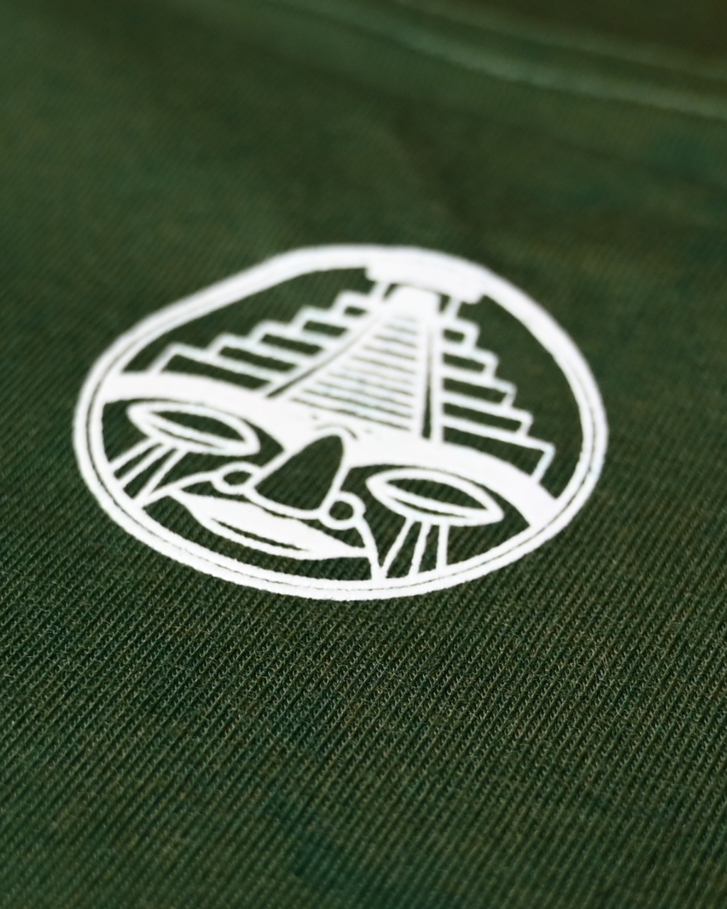 Detalle de serigrafía posterior en playera sin mangas tie dye verde CHIDO