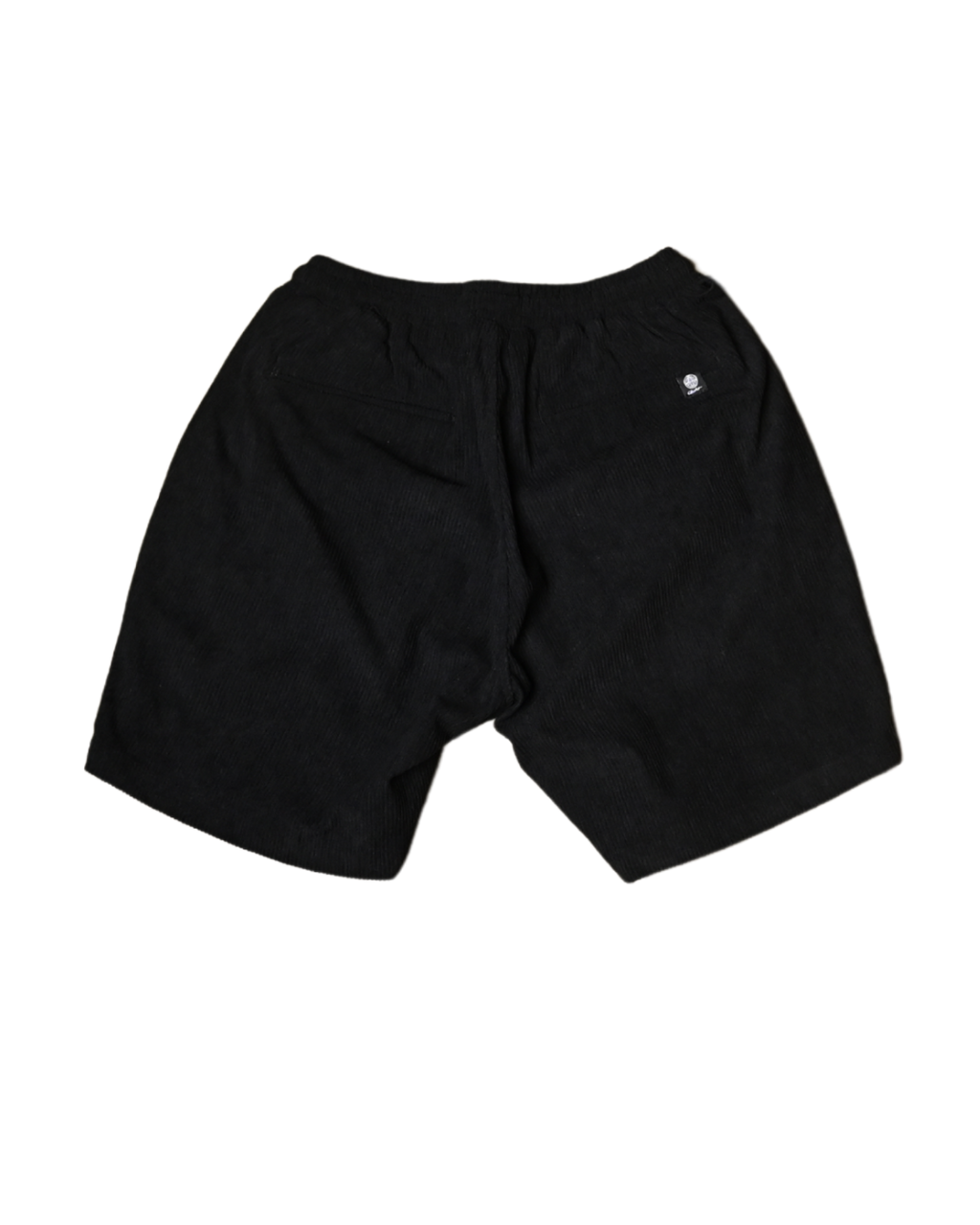 Cortos shorts confeccionados en pana cálida y suave al tacto. El diseño se realza con amplios bolsillos laterales que combinan funcionalidad y estilo.