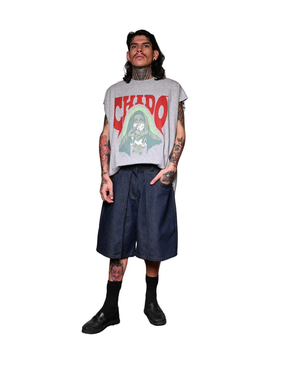 Tank top gris Amá Chola combinado con bermuda oversize en look streetwear unisex de CHIDO