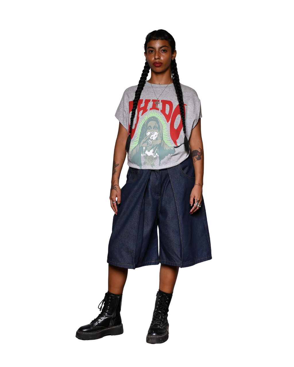 Modelo usando tank top gris Amá Chola de CHIDO con inspiración streetwear mexicana