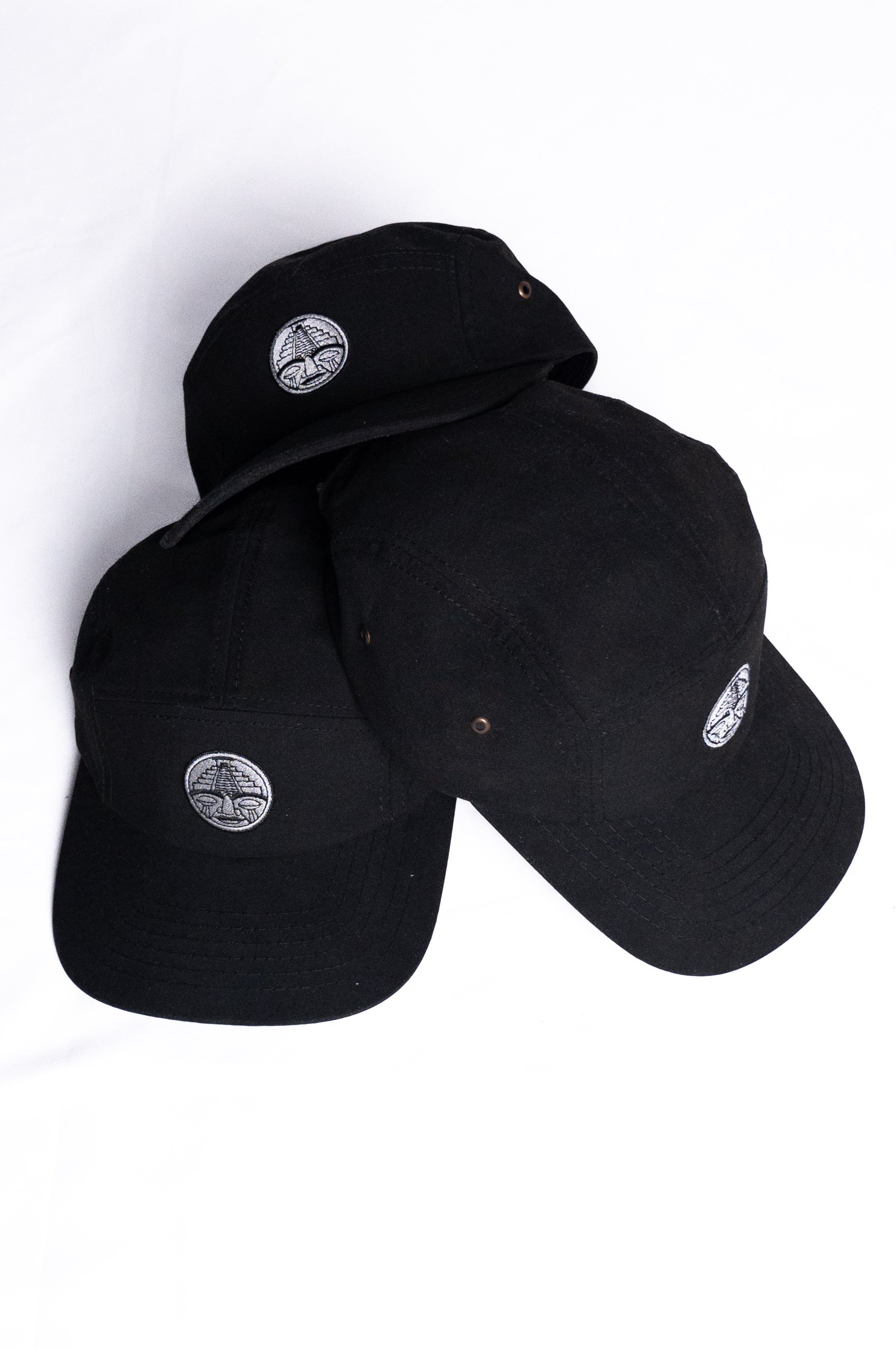 Vista superior de la gorra negra de 5 paneles CHIDO